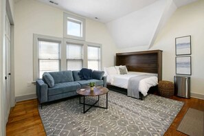 1 bedroom, iron/ironing board, free WiFi, bed sheets - Modern Victorian Studio: Steps to Cleveland Clinic (Cleveland)