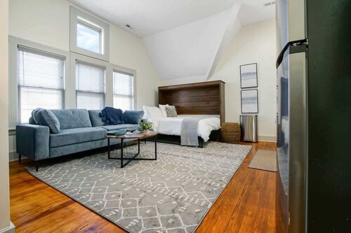 Modern Victorian Studio -Steps to Cleveland Clinic