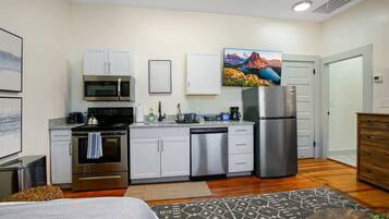 Een koelkast, een microgolfoven, een oven, een kookplaat