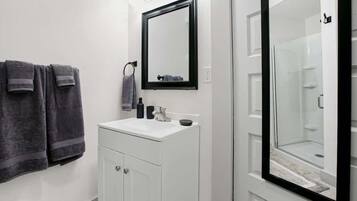 Een douche, een haardroger, handdoeken