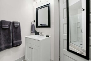 Shower, hair dryer, towels - Modern Victorian Studio: Steps to Cleveland Clinic (Cleveland)