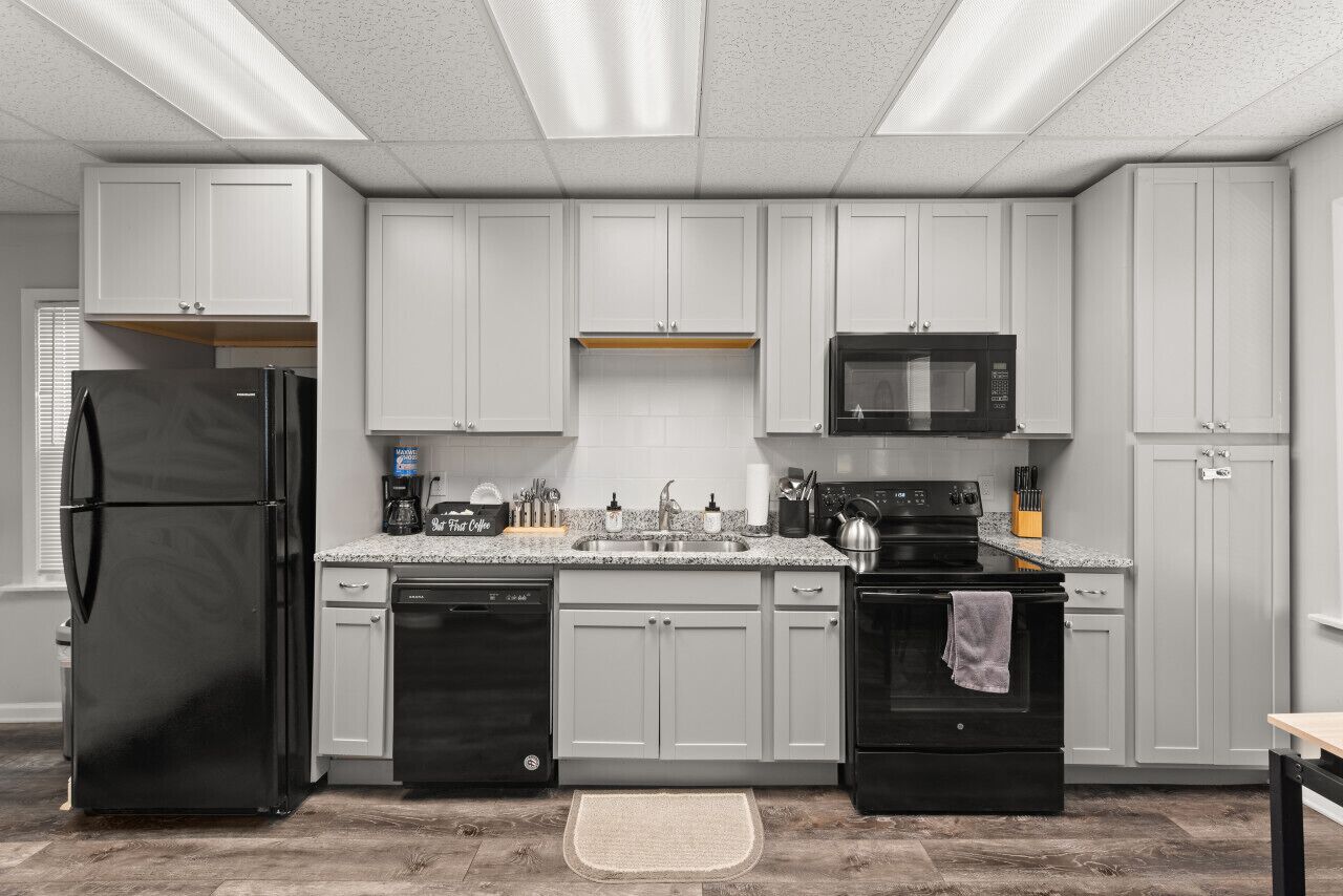 Refrigerador, microondas, lavavajillas y cafetera y tetera 