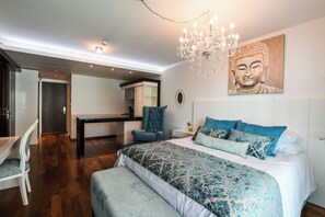 Luxury Suite, Kitchen, City View