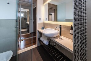 Luksus-suite - køkken - byudsigt | Badeværelse | Bruser, hårtørrer, bidet, håndklæder