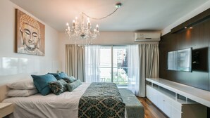 Suite Luxe, cuisine, vue ville | Literie de qualité supérieure, couette en duvet d'oie