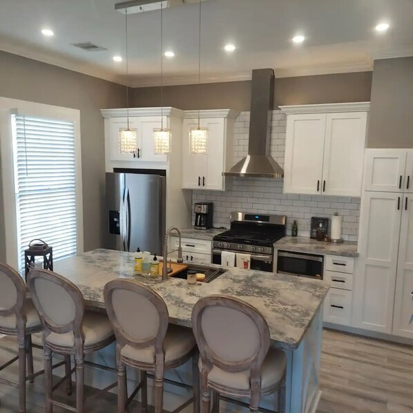 Frigorifero, microonde, forno, piano cottura