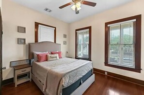 4 bedrooms, desk, iron/ironing board, WiFi - Three blocks away from Seawall, Galveston House (Galveston)