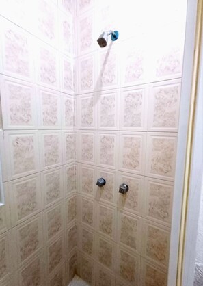 Dusche, Handtücher, Seife, Shampoo
