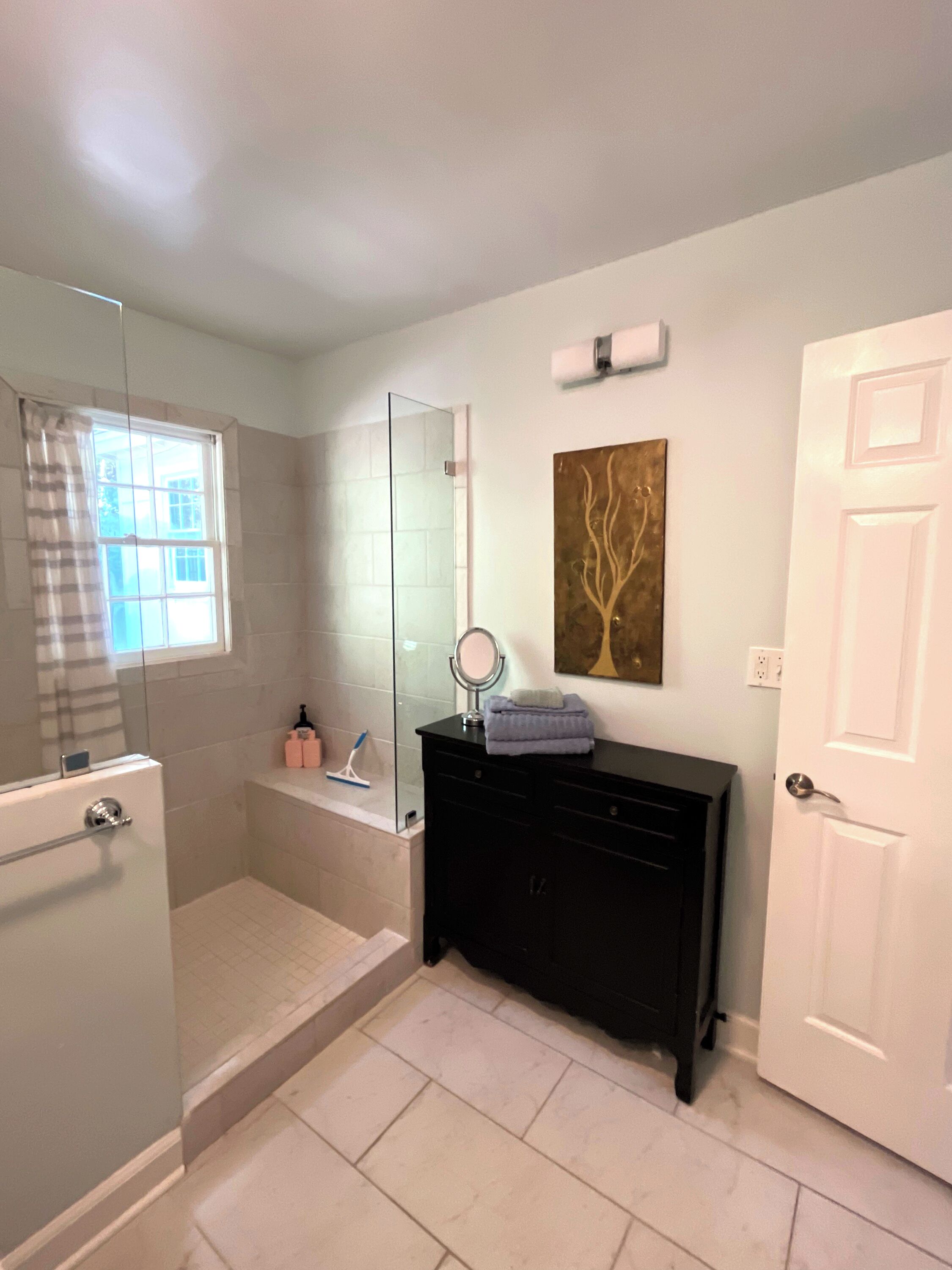 Regadera, secadora de cabello, toallas, jabón 