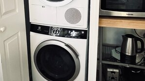 Un angolo lavanderia funzionale con una lavatrice Bosch e un forno a microonde Toshiba.