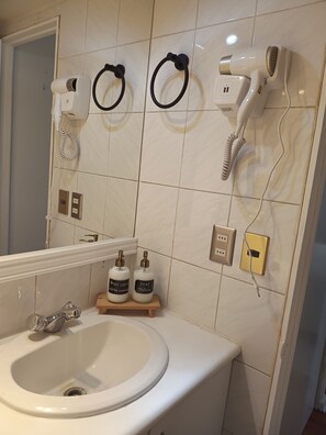 Sèche-cheveux, serviettes fournies, savon, shampoing