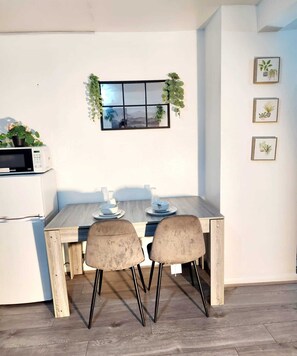 Dining - New Deluxe Studio Apt-2 (London)