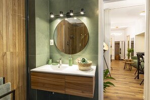 Dusche, Haartrockner, Bidet, Handtücher