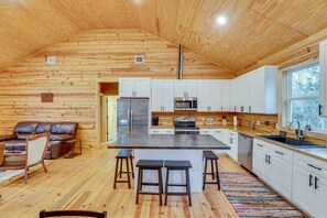 Coffee/tea maker, fridge, microwave, oven - Cabin in the Rural Forest! (Waelder)