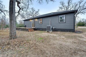 Exterior - Cabin in the Rural Forest! (Waelder)