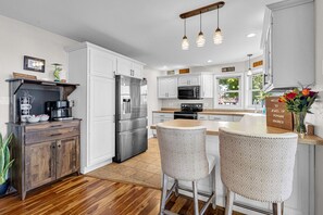 Køleskab, mikrobølgeovn, ovn, kogeplade