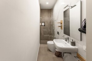 Shower, hair dryer, towels, toilet paper - Artemis Moon - Ortigia Lovely Apt (Siracusa)