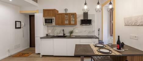 Een koelkast, kookgerei, borden en bestek