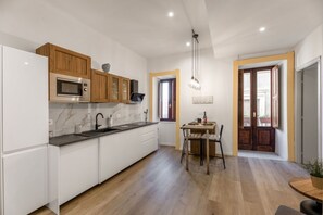 Réfrigérateur, batterie de cuisine, vaisselle et ustensiles