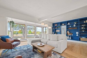 Una Smart TV, un reproductor estéreo