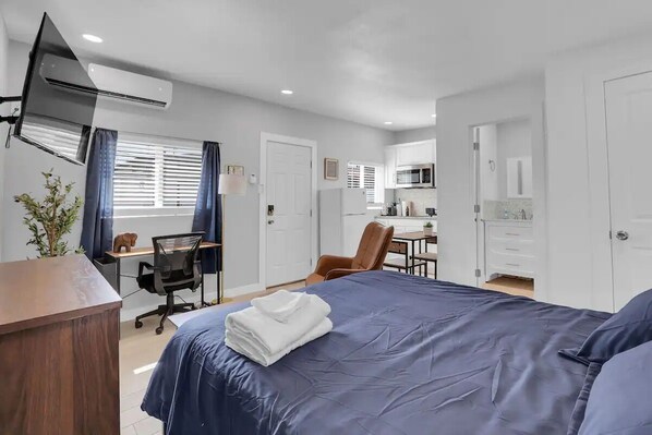 Desk, iron/ironing board, free WiFi, bed sheets - Modern Studio! Perfect for Business Travelers (El Paso)