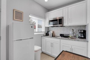 Fridge, microwave, stovetop, coffee/tea maker - Modern Studio! Perfect for Business Travelers (El Paso)