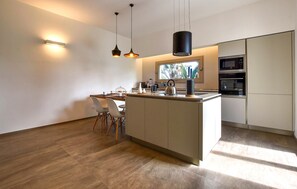 Fridge, microwave, dishwasher, cookware/dishes/utensils