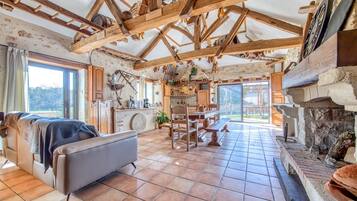 Télévision, cheminée