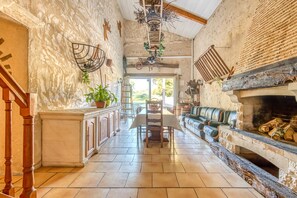 Um espaço amplo com cozinha, sala de jantar e sala de estar.