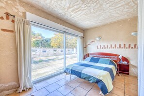 5 bedrooms, free WiFi - Holiday Home 'La Grange' with Private Pool, Private Terrace and Wi-Fi (Guizengeard)