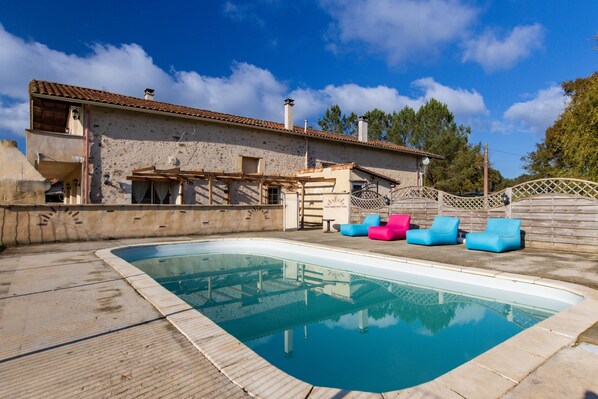 Pool - Holiday Home 'L'Ecurie' with Private Pool, Private Terrace and Wi-Fi (Guizengeard)