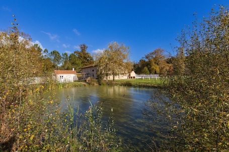 Áreas de la propiedad. Holiday Home 'L'Ecurie' with Private Pool, Private Terrace and Wi-Fi