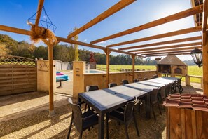 Outdoor dining - Holiday Home 'L'Ecurie' with Private Pool, Private Terrace and Wi-Fi (Guizengeard)