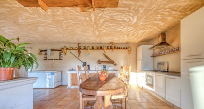 Holiday Home 'L'Ecurie' with Private Pool, Private Terrace and Wi-Fi