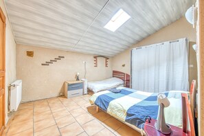 4 室のベッドルーム、WiFi (無料)