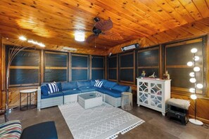 Smart TV, chimenea, futbolito