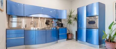 Fridge, oven, stovetop, coffee/tea maker