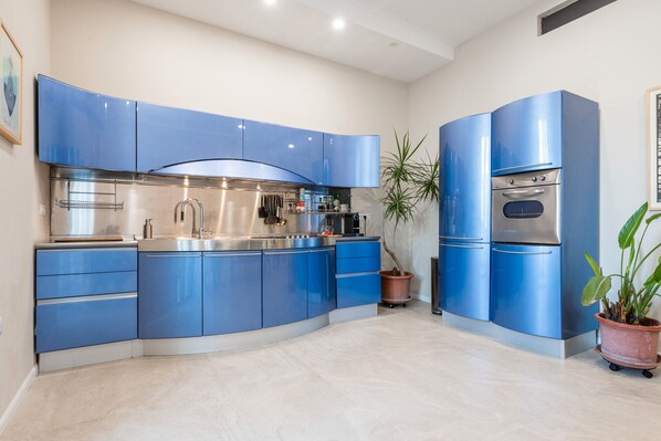 Kühlschrank, Ofen, Herdplatte, Wasserkocher mit Kaffee-/Teezubehör