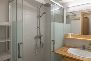 Shower, hair dryer - Apartment 'Le Ruisseau' with Private Garden, Balcony and Wi-Fi (Saint-Gervais-les-Bains)