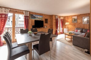 TV - Apartment 'Le Ruisseau' with Private Garden, Balcony and Wi-Fi (Saint-Gervais-les-Bains)
