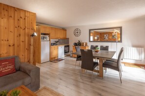 Dining - Apartment 'Le Ruisseau' with Private Garden, Balcony and Wi-Fi (Saint-Gervais-les-Bains)