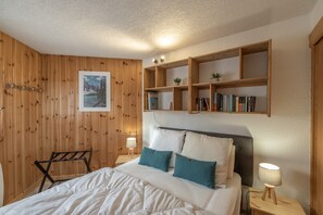 2 bedrooms, iron/ironing board, free WiFi