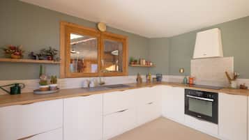 Réfrigérateur, micro-ondes, plaque de cuisson, lave-vaisselle