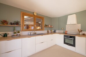 Réfrigérateur, micro-ondes, plaque de cuisson, lave-vaisselle