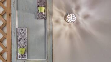 Una puerta con paneles decorativos y dos candelabros verdes.