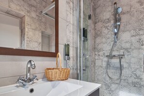 Shower, hair dryer, towels - Room 'Habitacion 3' with Shared Pool, Shared Terrace and Wi-Fi (Ferreras de Abajo)