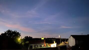 Un quartier résidentiel avec des maisons, un lampadaire et un ciel dégagé.