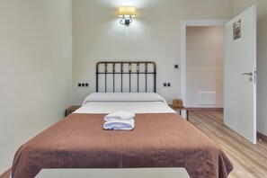 1 bedroom, free WiFi, bed sheets - Room 'Habitacion 5' with Shared Pool, Shared Terrace and Wi-Fi (Ferreras de Abajo)