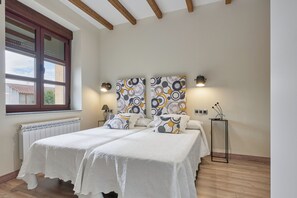 1 bedroom, free WiFi, bed sheets - Room 'Habitacion Familiar' with Shared Pool, Shared Terrace and Wi-Fi (Ferreras de Abajo)