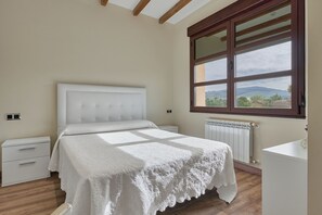 Spa - Room 'Habitacion Familiar' with Shared Pool, Shared Terrace and Wi-Fi (Ferreras de Abajo)